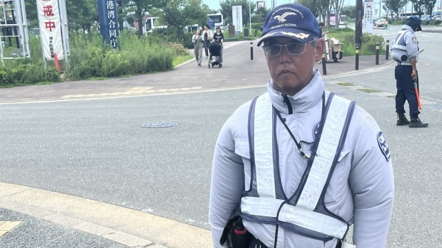 Schwimm-WM: Sicherheitsmann an der Schwimmarena in Fukuoka.