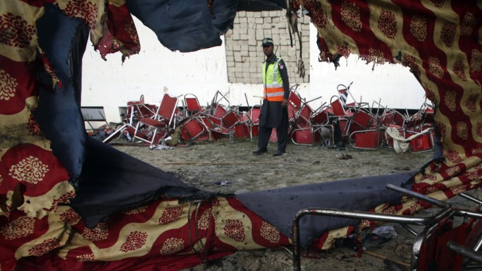 Pakistan: Nach dem Anschlag im pakistanischen Distrikt Bajaur. Offenbar hat sich noch niemand dazu bekannt.
