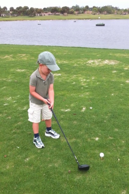 Berufswunsch Golfprofi: Fortan trainiert er fleißig - sehr bald auch mit einem richtigen Kinderset.