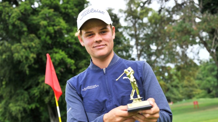 Berufswunsch Golfprofi: Leo Böhm mit seinem ersten Pokal, den er als Kind gewonnen hat. Inzwischen gibt es für Siege meistens Vasen oder Henkelkrüge.