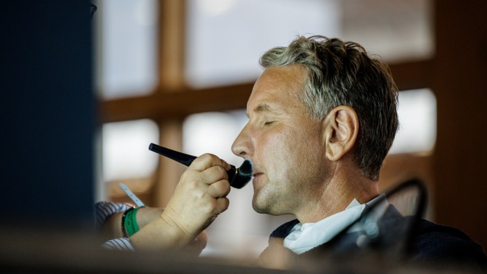 AfD: Björn Höcke vor einem Fernsehinterview im Sommer 2023. Der Vorsitzende der AfD Thüringen hat in einer Wahlkampfrede eine Parole der SA benutzt.