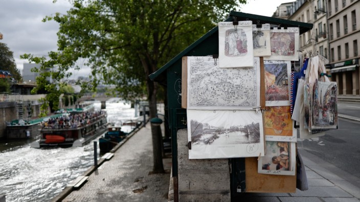 Olympische Spiele in Frankreich: Ein Buchverkäufer an der Seine in Paris. Nun soll er wie die anderen Bouquinisten umziehen.