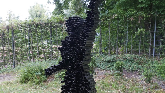 Kunst in Wolfratshausen: Dieses Weibsbild setzt sich aus einzelne Metallröhrchen zusammen.