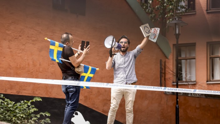 Schweden: Salwan Momika bei einer seiner umstrittenen Provokationen Ende Juni in Stockholm. Der Iraker fordert ein Verbot des Korans, weil er zu Gewalt und Mord aufrufe.