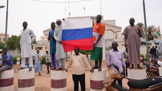 Frankreich: Nun halten viele die russische Flagge hoch in Niger: Szene in der Hauptstadt Niamey am Tag nach dem Putsch.