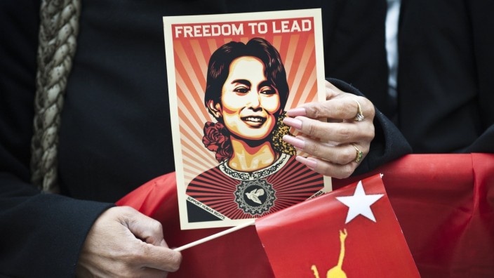 Myanmar: Statt 33 nun noch 27 Jahre Haft: Myanmars Militärmachthaber halten Ex-Premierministerin Aung San Suu Kyi weiter gefangen.