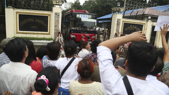 Myanmar: Ein Bus mit Begnadigten verlässt am Dienstag das Insein-Gefängnis in Yangon: Zu einem buddhistischen Festtag wurden Tausende freigelassen.