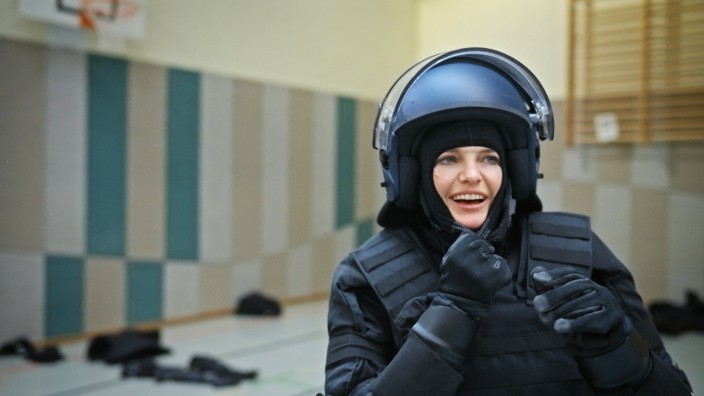 ZDF-Dokuserie "Am Puls": Polizistin sein, wie ist das eigentlich? Die ZDF-Journalistin Sarah Tacke probiert es einfach mal aus.