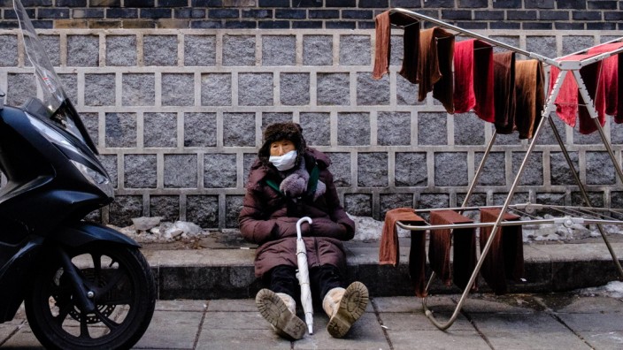 Südkorea: Eine ältere Frau lässt an einem Straßenrand in Seoul Wäsche trocknen.