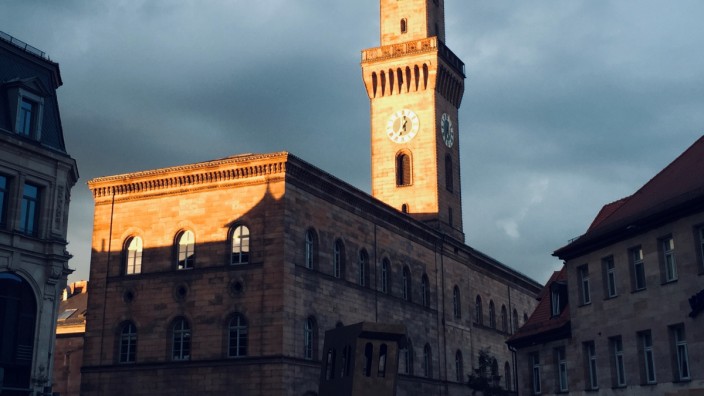 Fürth: Das Rathaus von Fürth im Abendlicht. Was die Wirtschaftsdaten anbelangt, gilt die Stadt heute regelrecht als Leuchtturm in Franken - was ganz und gar nicht immer so war.