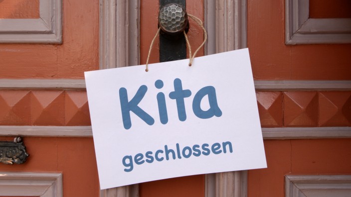 Schild mit Aufschrift "Kita geschlossen"