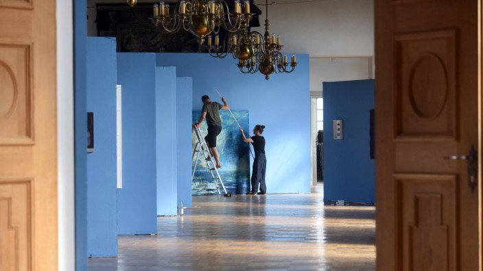 KVD-Schlossausstellung: So sieht es aus, wenn die KVD im Festsaal des Dachauer Schlosses "blau macht".