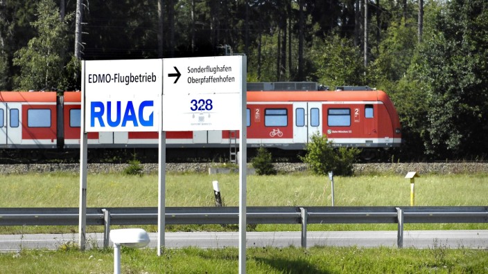 ÖPNV: Seit 1972 stillgelegt ist der S-Bahnhalt "Weichselbaum" in unmittelbarer Nähe zum Sonderflughafen Oberpfaffenhofen. Eine Wiedereröffnung könnte das ÖPNV-Netz attraktiver machen.