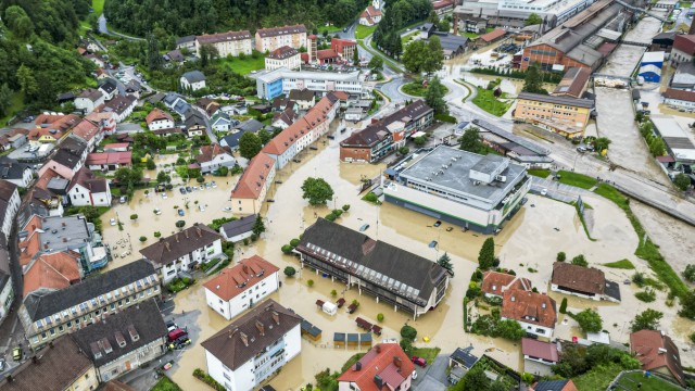 Unwetter: Starke Regenfälle verursachten in Teilen Sloweniens Sturzfluten und Erdrutsche, die Straßen und Brücken blockierten und Gebäude überfluteten, wie hier am Freitag bei Ravne na Koroškem.