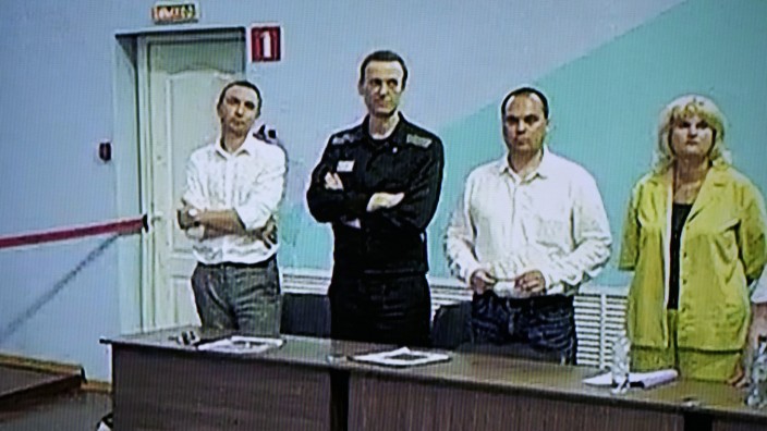 Russland: Alexej Nawalny (2.v.l), mit seinen Anwälten vor Gericht in Melechowo: Das Bild stammt aus einem Video, das die Strafvollzugsbehörde zur Verfügung stellte.