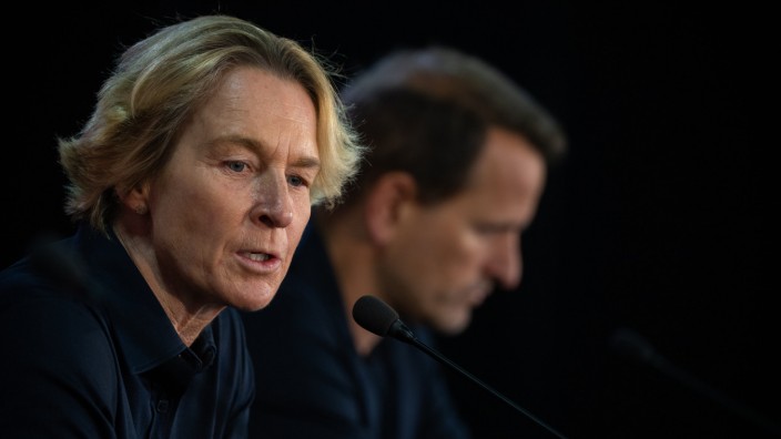 Bundestrainerin nach dem WM-Aus: Die ausführliche Analyse steht noch aus: Bundestrainerin Martina Voss-Tecklenburg hat nach ihrer Rückkehr von Australien viel zu besprechen - mit ihrem Team und mit dem Deutschen Fußball-Bund.