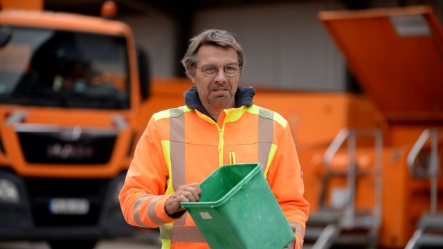 Mein Sommer: Hat im Sommer alle Hände voll zu tun: Silvio Böhme vom Bauhof in Gräfelfing sammelt den Müll auf der Freizeitwiese an der Würm ein.