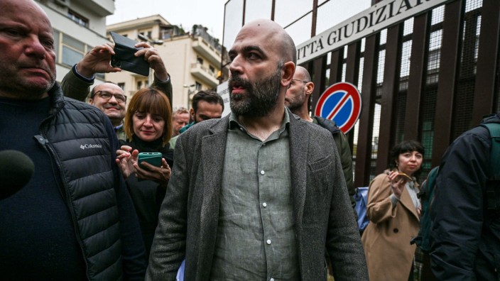 Italien: Roberto Saviano verlässt das Gericht in Rom, vor dem er einen Verleumdungsprozess mit Ministerpräsidentin Giorgia Meloni ausficht.