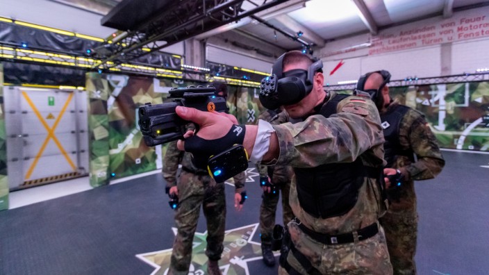 Bundeswehr: Der Körper vibriert, wenn ein gegnerischer Schuss getroffen hat: Soldaten testen ein Trainingsgerät für virtuelle Kampfführung aus.