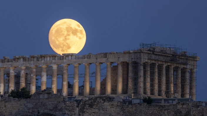 Griechenland: Der Mond über der Akropolis in Athen