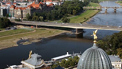 Umstrittene Elbtalbrücke: Blick über das Elbtal in Dresden in der Abendsonne: Die umstrittene Waldschlößchenbrücke darf gebaut werden.