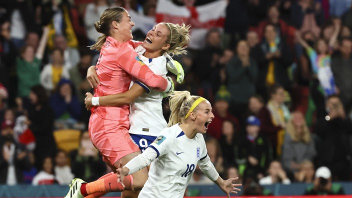 England-Sieg im Elfmeterschießen: Englands Chloe Kelly dreht jubelnd ab: Ihre "Lionesses" haben auch dank ihres Schusses das WM-Viertelfinale erreicht.