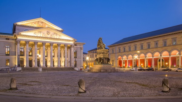 Max-Joseph-Platz mit Bayerische Staatsoper, Palais Toerring-Jettenbach und Statue von König Maximilian I. von Bayern, De