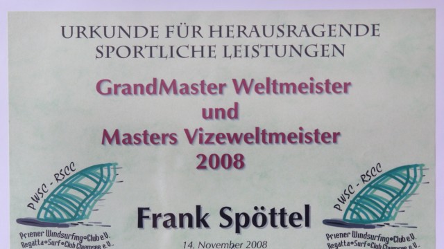 Wassersport: Überall im Haus verteilt finden sich Auszeichnungen. Diese Urkunde gewann Frank Spöttel im Jahr nach seinem Wiedereinstieg.