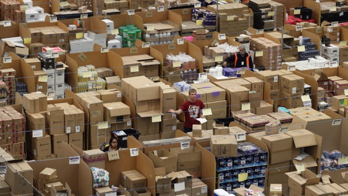 Secondhand-Markt: Eine Lagerhalle von Amazon: Für Unternehmen können Retouren wahre "Gewinnkiller" sein.