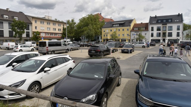 Städtebau in Erding: Im August 2023 sah es dann so aus: Erdings neuer Parkplatz am Mayr-Wirt-Areal.