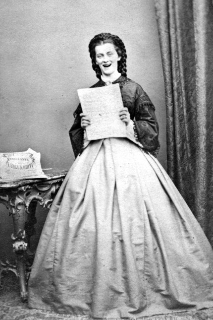 Biografie: Sophie Charlotte sang ihrem Verlobten Ludwig II. sogar Arien aus den Opern Richard Wagners vor.