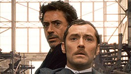 Im Kino: Sherlock Holmes: Jude Law ist ein guter Watson, von dem gibt es lahmere Varianten. Und Robert Downey jr. macht seine Sache prima, gibt seinem Sherlock ein paar Junkie-Momente mit und einiges an Coolness.
