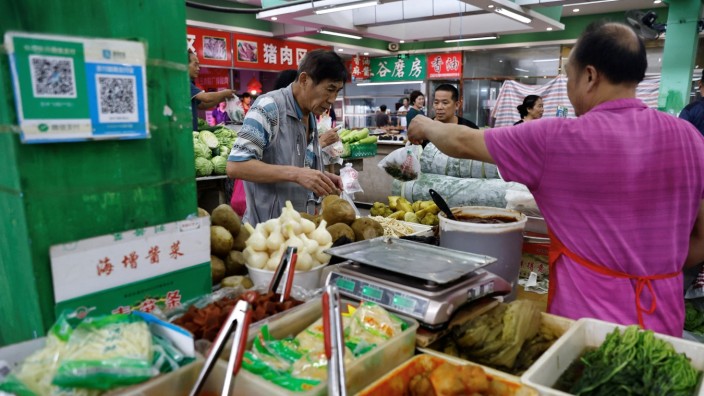 Fallende Preise: Szene auf einem Markt in Peking. In China sind sowohl die Erzeuger- als auch die Verbraucherpreise im Juli gefallen.