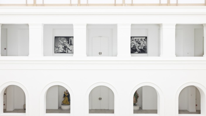 Ausstellung in Freising: Das Diözesanmuseum wird zum "Fight Club" durch die Wandteppich-Bilder von Beate Passow.