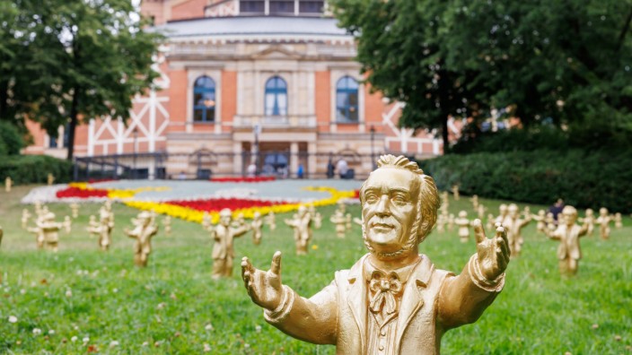 Bayreuth: Der Konzeptkünstler Ottmar Hörl hat für die Bayreuther Festspiele seine Kunstinstallation "You're welcome" vor dem Festspielhaus aufgestellt. Nun sind die 100 Richard-Wagner-Figuren weg.