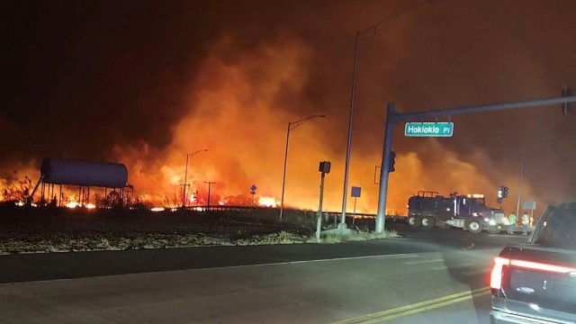 AS: Banyak rumah dievakuasi menjelang amukan api.  angin topan "Dora" Terus mengipasi api.