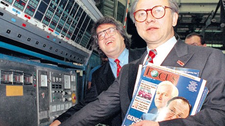 Focus: Generalüberholung unter altem Chef: Markwort (l.) und Burda am 16. Januar 1993 beim Start des Nachrichtenmagazins in der Druckerei in Offenburg.