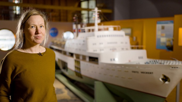 Doku: Historikerin Janine Uhlemann vor einem Modell des DDR-Kreuzfahrtschiffes "Fritz Heckert". Es ist inzwischen ausgestellt - und schöner geht's ja nun wirklich nicht - auf dem Museumsschiff Dresden, einem vormaligen Handelsdampfer.