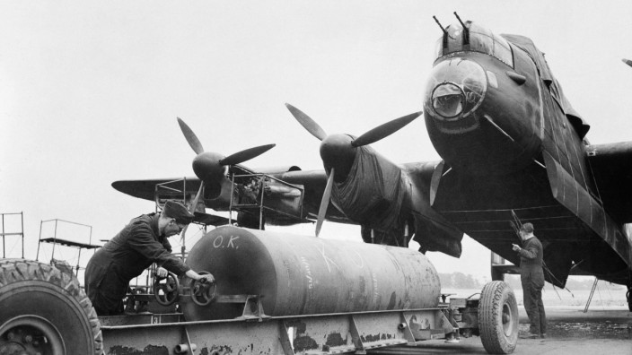Historie: Das Bomber Command: Bodenpersonal der Royal Air Force belädt eine Avro "Lancaster".