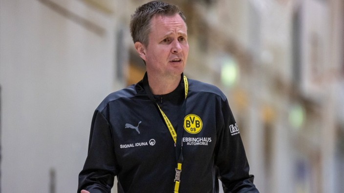 Handballtrainer André Fuhr: Als "besonnenen Menschen, der uns offen entgegengetreten ist", habe man André Fuhr kennengelernt, heißt es von seinem neuen Verein aus Essen. Die Aufnahme zeigt den 52-Jährigen noch als Coach des Frauen-Bundesligisten Borussia Dortmund.