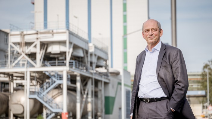 Wirtschaft: Peter von Zumbusch, Werksleiter von Wacker Chemie in Burghausen, vor dem firmeneigenen Gaskraftwerk.