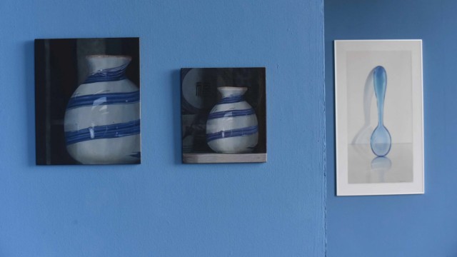 KVD-Schlossausstellung: "Bewahrt" und "Glück" gehören zu einer Reihe von Arbeiten zum Thema Erinnerungen. Der links abgebildete Gegenstand stammt aus Japan, wo die Künstlerin Susanne Plischke mehrere Jahre gelebt hat. Rechts "Saphir" von der Münchner Malerin Petra Levis.