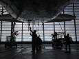 Arbeit in Deutschland: Wartungsarbeiten an einem Flugzeug