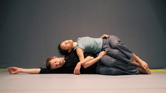 Tanzwerkstatt Europa: Jin Lee und Uwe Brauns tanzen in "Relationshifts" Liebe ohne Klischees.