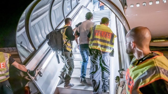 Ausländerrecht: Zurück in eine gefährliche Ungewissheit: Abschiebung eines Afghanen am Flughafen Leipzig-Halle im Juli 2019.