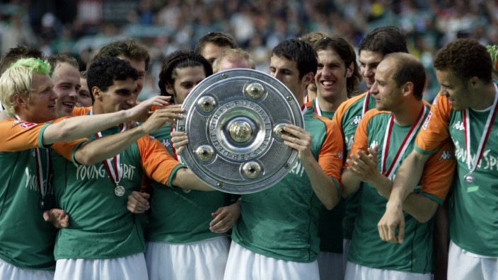 Podcast "Das Werder-Märchen 2004": Am Ende der Fußball-Bundesliga-Saison 2003/04 steht für den SV Werder Bremen der Gewinn der Meisterschaft. Kurz darauf kommt noch der Gewinn des DFB-Pokalsiegs dazu.