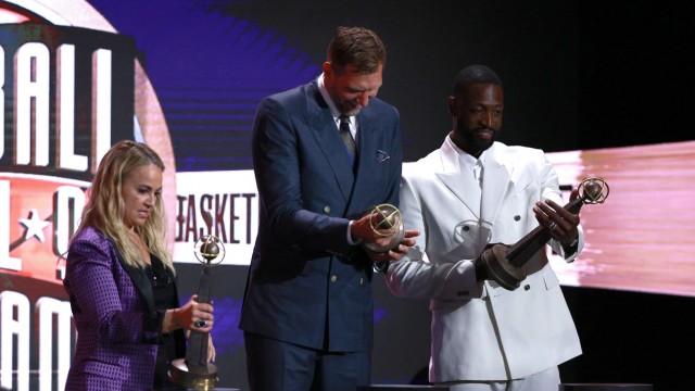Basketball-Ikone: Drei neue Hall of Fame Mitglieder: Becky Hammon (l.), Dirk Nowitzki und Dwyane Wade auf der Bühne in Springfield, Massachusetts.