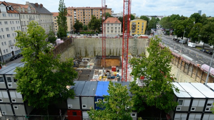 Schwabing: Die Bodenplatte liegt, die Kräne stehen still: Seit Wochen tut sich nichts mehr auf der Baustelle des ehemaligen Karstadt-Areals am Nordbad.