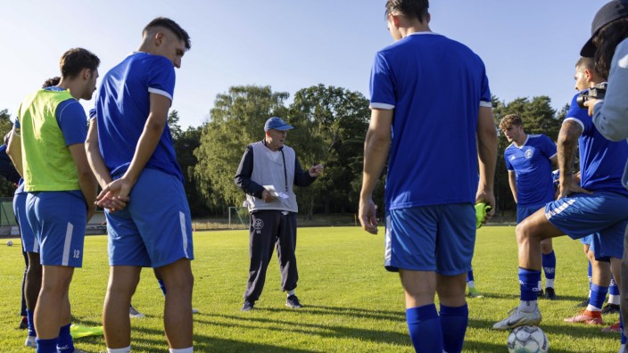 DFB-Pokal: Instruktionen vom Trainer: Wolfgang Sandhowe (Mitte) beim Training mit den Spielern von TuS Makkabi Berlin.