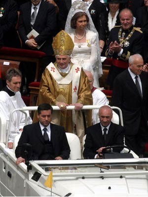 papamobil papst benedikt XVI.; ap